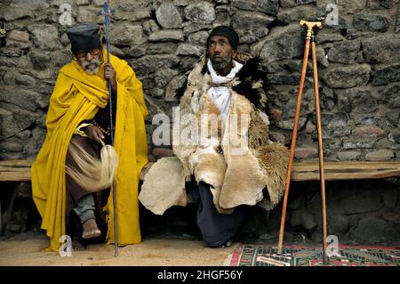 Deux pèlerins à l'intérieur de l'église du laboratoire Nakuto près de Lalibela, région d'Amhara, Éthiopie Banque D'Images