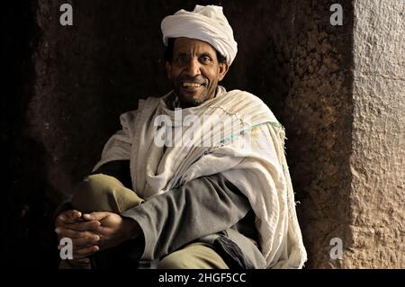 Prêtre orthodoxe souriant à Lalibela, région d'Amhara, Éthiopie Banque D'Images