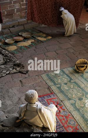 Pèlerins à l'intérieur de l'église du laboratoire de Nakuto près de Lalibela, région d'Amhara, Éthiopie Banque D'Images