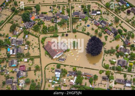 Vue aérienne, inondation de la Ruhr, camping inondé, restaurant Amsel sur le sentier cyclable de la vallée de la Ruhr à Schwerte, Schwerte, région de la Ruhr, Rhénanie-du-Nord-Westphalie, GE Banque D'Images