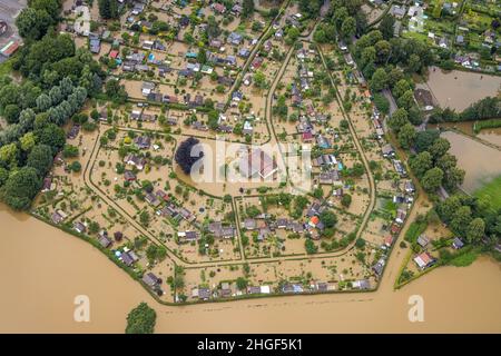 Vue aérienne, inondation de la Ruhr, camping inondé, restaurant Amsel sur le sentier cyclable de la vallée de la Ruhr à Schwerte, Schwerte, région de la Ruhr, Rhénanie-du-Nord-Westphalie, GE Banque D'Images