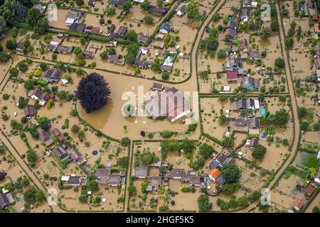 Vue aérienne, inondation de la Ruhr, camping inondé, restaurant Amsel sur le sentier cyclable de la vallée de la Ruhr à Schwerte, Schwerte, région de la Ruhr, Rhénanie-du-Nord-Westphalie, GE Banque D'Images