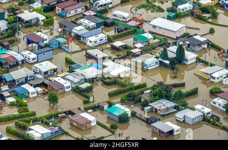 Vue aérienne, inondation de la Ruhr, Camping inondé CampingClub Garenfeld Ruhrbogen e.v, Westhofen, Schwerte, Ruhrgebiet, Rhénanie-du-Nord-Westphalie,Allemagne, Luftb Banque D'Images