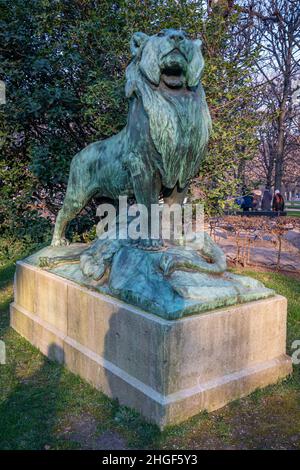 Paris, France - 01 15 2022 : le jardin du Luxembourg.Vue sur la statue du lion nubien à l'intérieur du parc Banque D'Images