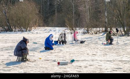 Pêche sous la glace.Les pêcheurs qui attrapent des poissons au début du printemps sur la dernière glace.Réservoir d'eau Zaslavl.Bélarus.Région de Minsk. Banque D'Images
