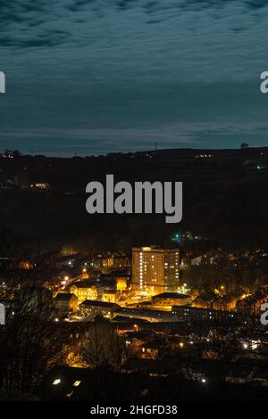 Vue nocturne de Keighley, West Yorkshire. Banque D'Images