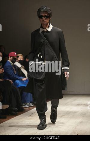 Paris, France.20th janvier 2022.Un modèle présente une création dans le cadre du salon de la collection automne/hiver 2022-2023 de Yohji Yamamoto lors de la semaine de la mode masculine à Paris, en France, le 20 janvier 2022.Crédit: Piero Biasion/Xinhua/Alay Live News Banque D'Images