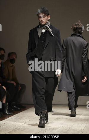 Paris, France.20th janvier 2022.Un modèle présente une création dans le cadre du salon de la collection automne/hiver 2022-2023 de Yohji Yamamoto lors de la semaine de la mode masculine à Paris, en France, le 20 janvier 2022.Crédit: Piero Biasion/Xinhua/Alay Live News Banque D'Images