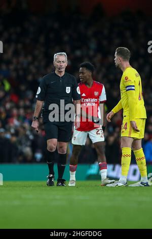 LONDRES, ROYAUME-UNI.JAN 20th arbitre Martin Atkinson lors du match de la Carabao Cup entre Arsenal et Liverpool au stade Emirates, Londres, le jeudi 20th janvier 2022.(Credit: Tom West | MI News) Credit: MI News & Sport /Alay Live News Banque D'Images