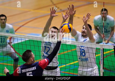 DOETINCHEM, PAYS-BAS - JANVIER 20: Dmitriy Shcherbinin de Zenit Kazan et Maxim Mikhaïlov de Zenit Kazan tentent de bloquer le pic de Colin Zuijdgeest d'Active Living Orion lors du match de la coupe CEV entre Active Living Orion et Zenit Kazan au Topsporthal Achterhoek le 20 janvier 2022 à Doetinchem,Pays-Bas (photo de René Nijhuis/Orange Pictures) Banque D'Images