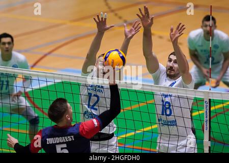 DOETINCHEM, PAYS-BAS - JANVIER 20: Dmitriy Shcherbinin de Zenit Kazan et Maxim Mikhaïlov de Zenit Kazan tentent de bloquer le pic de Colin Zuijdgeest d'Active Living Orion lors du match de la coupe CEV entre Active Living Orion et Zenit Kazan au Topsporthal Achterhoek le 20 janvier 2022 à Doetinchem,Pays-Bas (photo de René Nijhuis/Orange Pictures) Banque D'Images