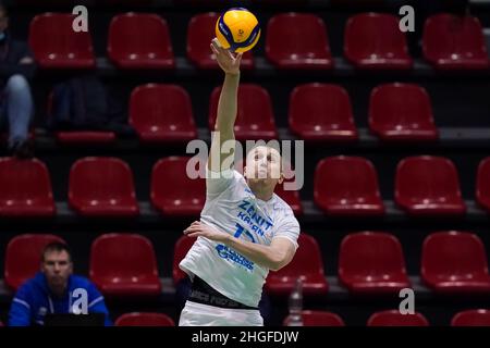 DOETINCHEM, PAYS-BAS - JANVIER 20: Dmitriy Shcherbinin de Zenit Kazan sert pendant le match de la coupe CEV entre Active Living Orion et Zenit Kazan au Topsporthal Achterhoek le 20 janvier 2022 à Doetinchem, pays-Bas (photo de René Nijhuis/Orange Pictures) Banque D'Images