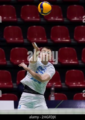 DOETINCHEM, PAYS-BAS - JANVIER 20: Dmitriy Shcherbinin de Zenit Kazan sert pendant le match de la coupe CEV entre Active Living Orion et Zenit Kazan au Topsporthal Achterhoek le 20 janvier 2022 à Doetinchem, pays-Bas (photo de René Nijhuis/Orange Pictures) Banque D'Images