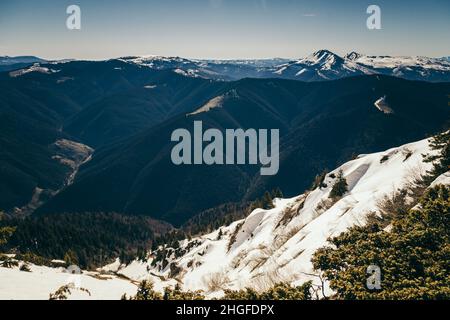 Citations de bonheur pour la vie heureuse.Montagnes printemps, hiver Banque D'Images