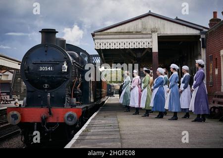 DATE DE SORTIE : le 25 février 2022.TITRE: Dimanche de la maternité.STUDIO: Lionsgate.DIRECTEUR: EVA Husson.PARCELLE TERRAIN: Une femme de ménage vivant dans l'Angleterre de l'après-première Guerre mondiale prévoit secrètement rencontrer l'homme qu'elle aime avant qu'il quitte pour épouser une autre femme.AVEC: Les femmes de ménage attendent en train.(Image de crédit : © Lionsgate/Entertainment Pictures) Banque D'Images