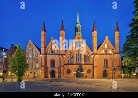 Allemagne, Hansestadt Lübeck - Hôpital médiéval de l'Esprit Saint site classé au patrimoine mondial de l'UNESCO la nuit Banque D'Images