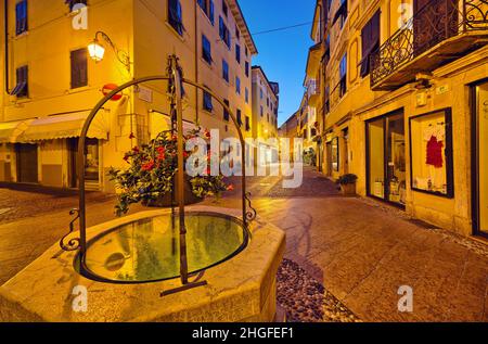 Centre-ville de Riva del Garda au crépuscule, vieille ville de Riva la nuit, région de trente, Italie Banque D'Images