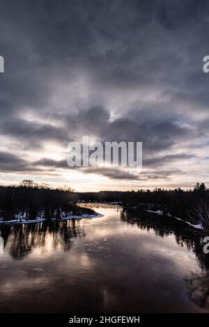 Randonnée en hiver sur la rivière au sable Banque D'Images