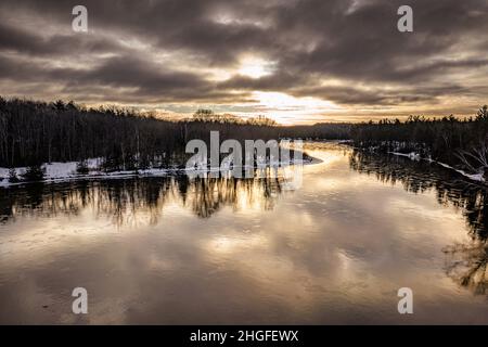 Randonnée en hiver sur la rivière au sable Banque D'Images