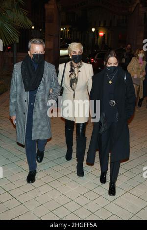 Madrid, Espagne.20th janvier 2022.José Ortega Cano, Gloria Camila Ortega Jurado et Ana Maria Aldon arrivent à l'église de Santa Barbara pour les funérailles de Jaime Ostos. Le toréghteur est décédé le 8th 2022 janvier à Bogota (Colombie), où il était en vacances avec sa femme, Maria Angeles Grajal.Crédit : SOPA Images Limited/Alamy Live News Banque D'Images