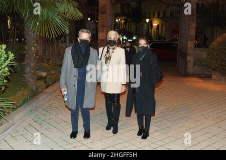 Madrid, Espagne.20th janvier 2022.José Ortega Cano, Gloria Camila Ortega Jurado et Ana Maria Aldon arrivent à l'église de Santa Barbara pour les funérailles de Jaime Ostos. Le toréghteur est décédé le 8th 2022 janvier à Bogota (Colombie), où il était en vacances avec sa femme, Maria Angeles Grajal.Crédit : SOPA Images Limited/Alamy Live News Banque D'Images