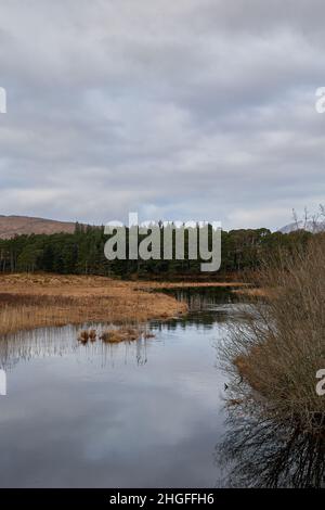 Glenveagh National Park, Co. Donegal. lac avec reflets après une tempête avec espace de copie Banque D'Images