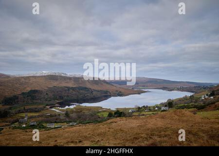 Vue sur Dunlewey point, Co. Donegal. Vue sur le lac entre les montagnes.Scène de montagne avec ciel nuageux. Vue aérodynamique Banque D'Images