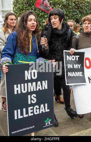 Des manifestants devant l’ambassade de Grèce à Londres appellent la Grèce et l’UE à ouvrir les frontières et à fournir une aide humanitaire aux réfugiés voyageant sur des bateaux peu sûrs, principalement en provenance de Turquie.Des vidéos ont été publiées montrant des officiers de garde-côtes grecs qui ont repoussé les bateaux de réfugiés, qui se rapprochent à grande vitesse et qui tirent dans la mer le long d'un réfugié dindy.La Turquie a ouvert ses frontières avec la Grèce pour faciliter le passage des réfugiés en Europe.Encore une fois, les réfugiés souffraient, ce processus se produit encore près de 2 ans plus tard à la frontière de l'UE.Crédit : Stephen Bell/Alay Banque D'Images