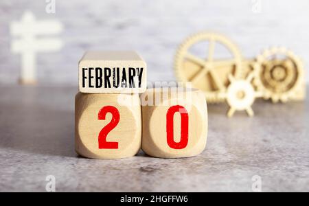 20 février. Jour 20 du mois de février, blocs de calendrier blancs sur fond de table en bois vintage. Hiver. Espace vide pour le texte. Banque D'Images