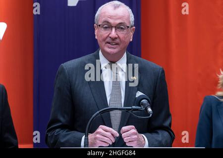 Paramus, États-Unis.20th janvier 2022.Le gouverneur du New Jersey, Phil Murphy, parle lors de la visite de la première dame du Dr. Jill Biden du Bergen Community College à Paramus, NJ, le 20 janvier 2022 avec le secrétaire à l'éducation, Miguel Cardona.Le Dr Biden était accompagné du gouverneur du New Jersey Phil Murphy et de son épouse Tammy Murphy.Le Dr Biden et le secrétaire Cardona ont tous deux souligné dans leurs remarques de nouvelles mesures visant à utiliser les fonds fédéraux de secours en cas de pandémie disponibles par le biais du Plan américain de sauvetage pour soutenir les besoins de base des étudiants des collèges et universités.(Photo de Lev Radin/Sipa USA) crédit: SIPA USA/Alay Live News Banque D'Images