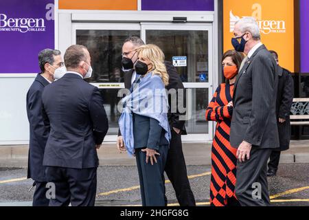 Paramus, NJ - 20 janvier 2022: La première dame Dr. Jill Biden visite le Collège communautaire de Bergen avec le secrétaire de l'éducation Miguel Cardona Banque D'Images