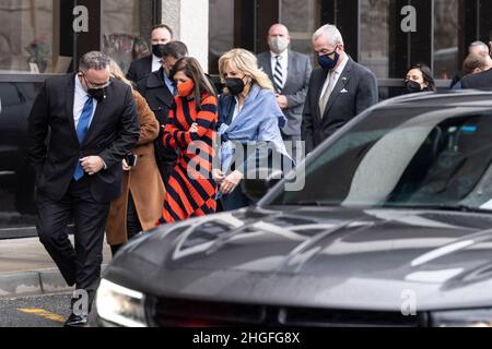 Paramus, États-Unis.20th janvier 2022.La première dame, Dr. Jill Biden, arrive au Bergen Community College à Paramus, dans le New Jersey, le 20 janvier 2022, avec le secrétaire à l'éducation Miguel Cardona à sa droite.Le Dr Biden était accompagné du gouverneur du New Jersey Phil Murphy et de son épouse Tammy Murphy.Le Dr Biden et le secrétaire Cardona ont tous deux souligné dans leurs remarques de nouvelles mesures visant à utiliser les fonds fédéraux de secours en cas de pandémie disponibles par le biais du Plan américain de sauvetage pour soutenir les besoins de base des étudiants des collèges et universités.(Photo de Lev Radin/Sipa USA) crédit: SIPA USA/Alay Live News Banque D'Images