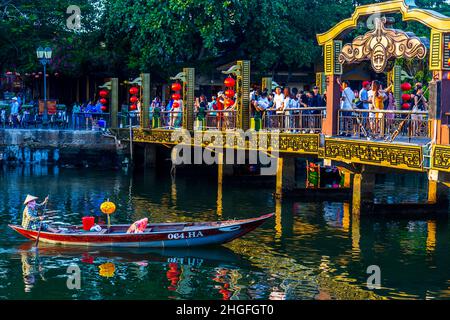 Petit bateau de visite prêt à passer sous le pont Lantern avec beaucoup de touristes en traversant. Banque D'Images