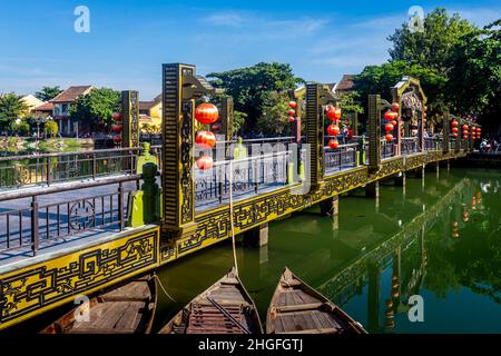 Lantern Bridge est le pont le plus populaire de la vieille ville où les gens flottent les lanternes dans l'eau la nuit. Banque D'Images