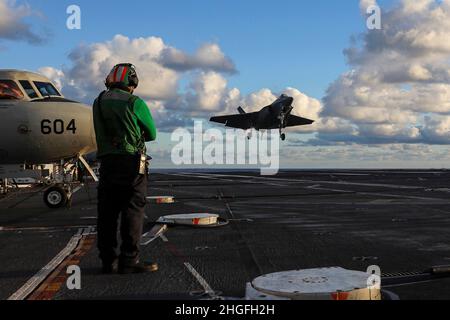 OCÉAN PACIFIQUE (janv18, 2022) Aviation Boatswain's Mate (Equipment) 2nd Class Valentine Anibogwu, de Lagos, Nigeria, observe un F-35C Lightning II, affecté aux "Chevaliers noirs" de l'escadron d'attaque de chasseurs marins (VMFA) 314, se préparer à faire un atterrissage arrêté sur le pont de vol de l'USS Lincoln Abraham (CVN 72).Faisant partie de la flotte du Pacifique des États-Unis, Abraham Lincoln mène une formation pour préserver et protéger une région Indo-Pacifique libre et ouverte.(É.-U.Photo de la marine par le Spécialiste des communications de masse 3rd classe Javier Reyes) Banque D'Images