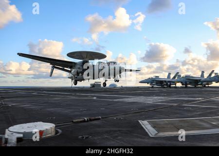 OCÉAN PACIFIQUE (janv18, 2022) un E-2D Hawkeye, affecté aux “Wallbangers” du Carrier Airborne Early Warning Squadron (VAW) 117, se prépare à faire un atterrissage arrêté sur le pont de vol de l'USS Abraham Lincoln (CVN 72).Faisant partie de la flotte du Pacifique des États-Unis, Abraham Lincoln mène une formation pour préserver et protéger une région Indo-Pacifique libre et ouverte.(É.-U.Photo de la marine par le Spécialiste des communications de masse 3rd classe Javier Reyes) Banque D'Images