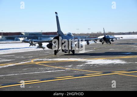 Le F-16 Fighting Faucon de la 148th Fighter Wing, Minnesota Air National Guard, Duluth, Minnesota se prépare à lancer le 20 janvier 2022 avec des températures à -19 et des vents qui ont fait qu'il se sent comme -35.(É.-U.Photo de la Garde nationale aérienne par Audra Flanagan) Banque D'Images