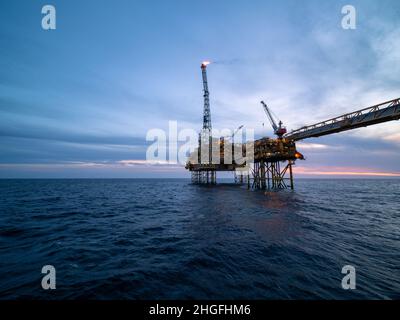 Plate-forme offshore dans la mer du Nord.Plate-forme de production de pétrole et de gaz offshore. Banque D'Images