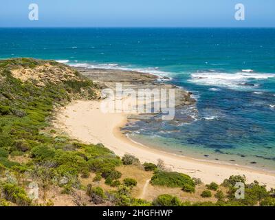 Petite plage sur la Great Ocean Walk - baie d'écrevisses, Victoria, Australie Banque D'Images