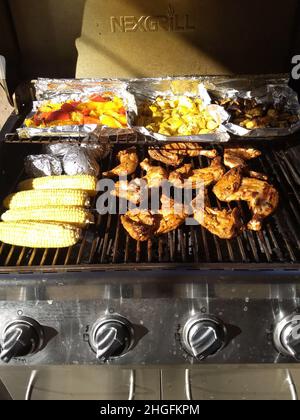 20 janvier 2022 : un barbecue avec du maïs, du poulet, de l'aubergine, des pommes de terre, des poivrons,Et squash le jeudi 20th janvier 2022 (Credit image: © Rishi DekaZUMA Press Wire) Banque D'Images