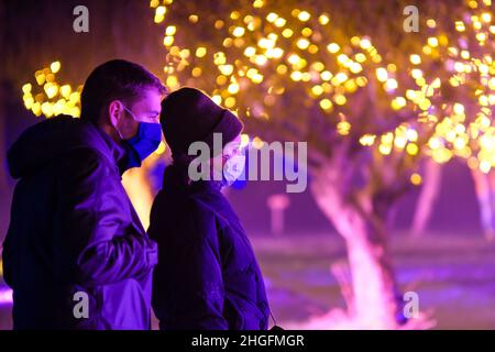 Bruxelles, Belgique.20th janvier 2022.Les gens voient une installation de lumière à l'aperçu du spectacle de lumière immersive « nature illuminée » au château Groot-Bijgaarden à Dilbeek, près de Bruxelles, Belgique, le 20 janvier 2022.Grâce à son et à l'éclairage laser, le spectacle lumineux « nature illuminé » offre au public une expérience immersive pour percevoir les changements de saison dans la nature.Il sera ouvert au public du 21 janvier au 20 mars.Credit: Zhang Cheng/Xinhua/Alay Live News Banque D'Images