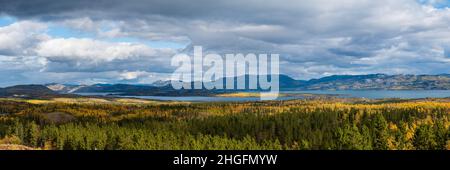 Paysage panoramique dans le territoire du Yukon, dans le nord du Canada en septembre avec des couleurs automnales spectaculaires, un après-midi nuageux. Banque D'Images