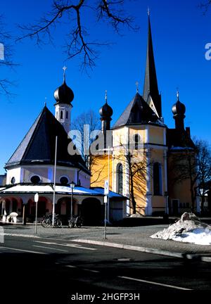 Eglise paroissiale Maria Himmelfahrt 18 siècle, Prien, Chiemgau, haute-Bavière, Allemagne Banque D'Images