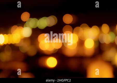 Arrière-plan bokeh orange flou.Arrière-plan abstrait flou de la lumière urbaine.Lumière chaude avec superbe motif de bokeh rond.Lumière orange la nuit. Banque D'Images