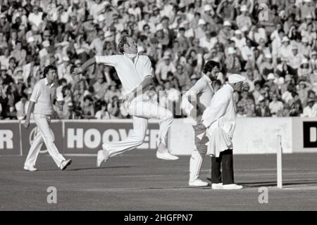 Tony Grieg (Angleterre) Bowling, Angleterre contre Australie, 5th Test Match, The Oval, Londres,Angleterre 25 - 30th août 1977.C’était le test de match final de Grieg.Le fielder est Mike Hendrick. Banque D'Images