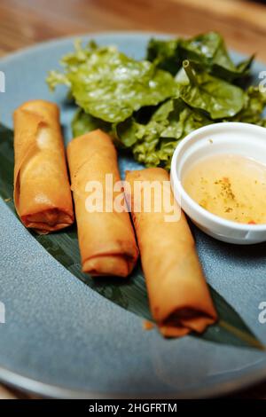 Rouleaux de printemps chinois frits avec sauce Chili douce Banque D'Images