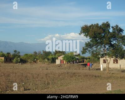 Vue sur le mont Kilimanjaro depuis Moshi, Tanzanie Afrique Banque D'Images