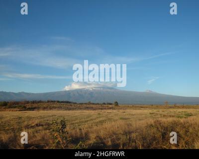 Vue sur le mont Kilimanjaro depuis Moshi, Tanzanie Afrique Banque D'Images