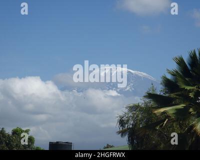 Vue sur le mont Kilimanjaro depuis Moshi, Tanzanie Afrique Banque D'Images