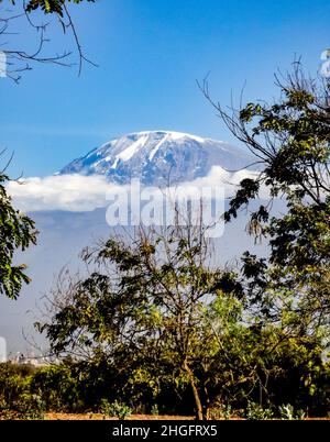 Mt Kilimanjaro vu de Moshi, Tanzanie, Afrique Banque D'Images